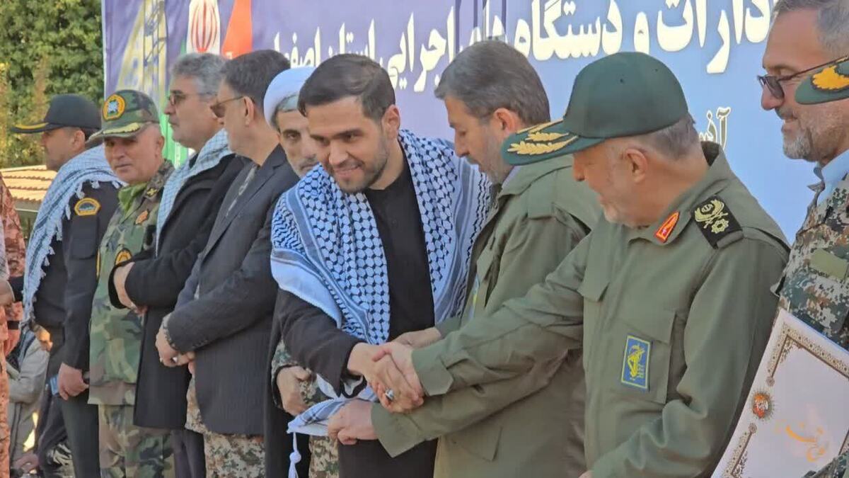 تجلیل از فرمانده پایگاه بسیج اداره کل ورزش و جوانان استان اصفهان به عنوان بسیجی نمونه و پایگاه برتر