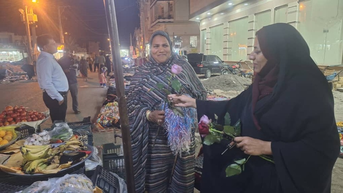 تجلیل شهرداری رودان از بانوان شاغل در بازار در روز مادر