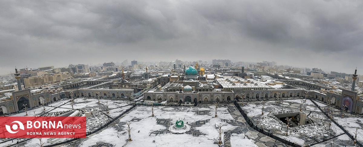 بارش برف در حرم مطهر رضوی و‌ عکس‌های یادگاری زائران + فیلم