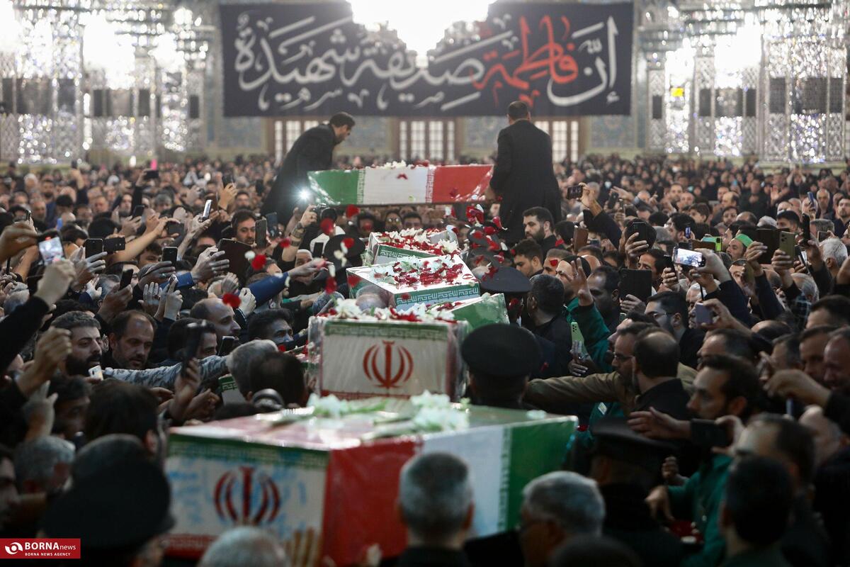 وداع با پیکر ۱۲ شهید گمنام دفاع مقدس در مشهد + عکس