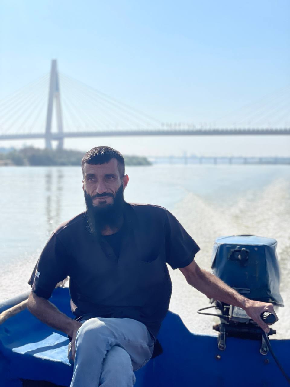 مردی که عاشق زندگی روی کارون است مردی که عاشق زندگی روی کارون است