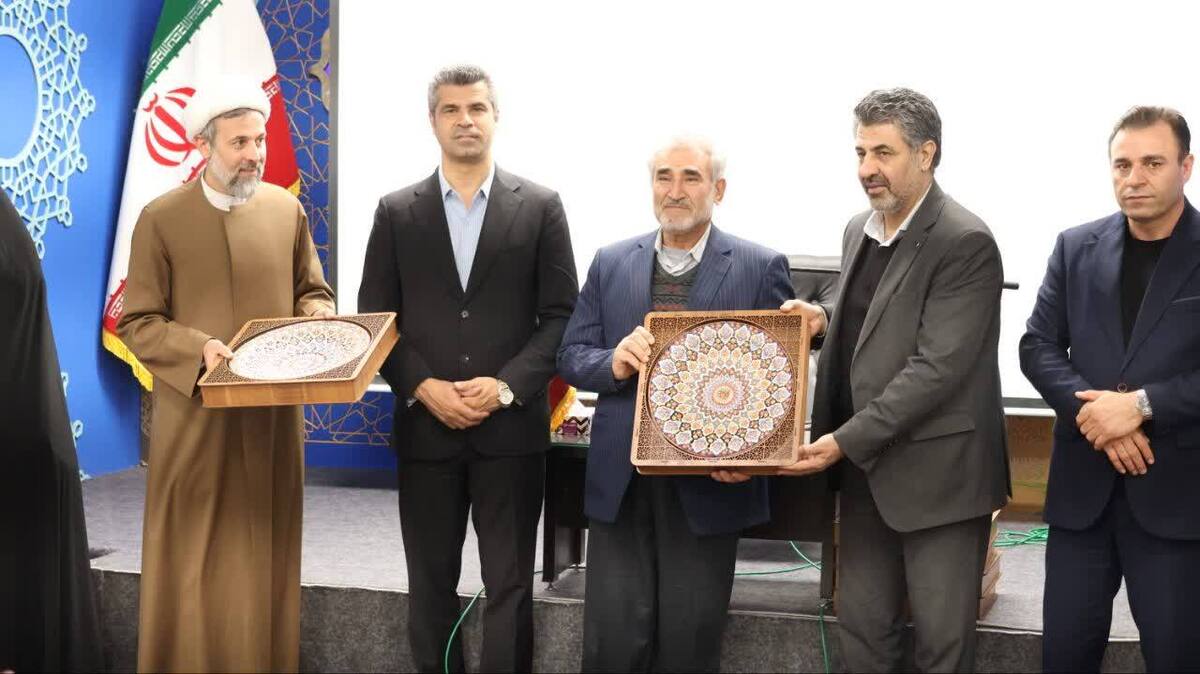تجلیل مدیرکل ورزش قم از عوامل مسابقات قرآن کریم تکواندو