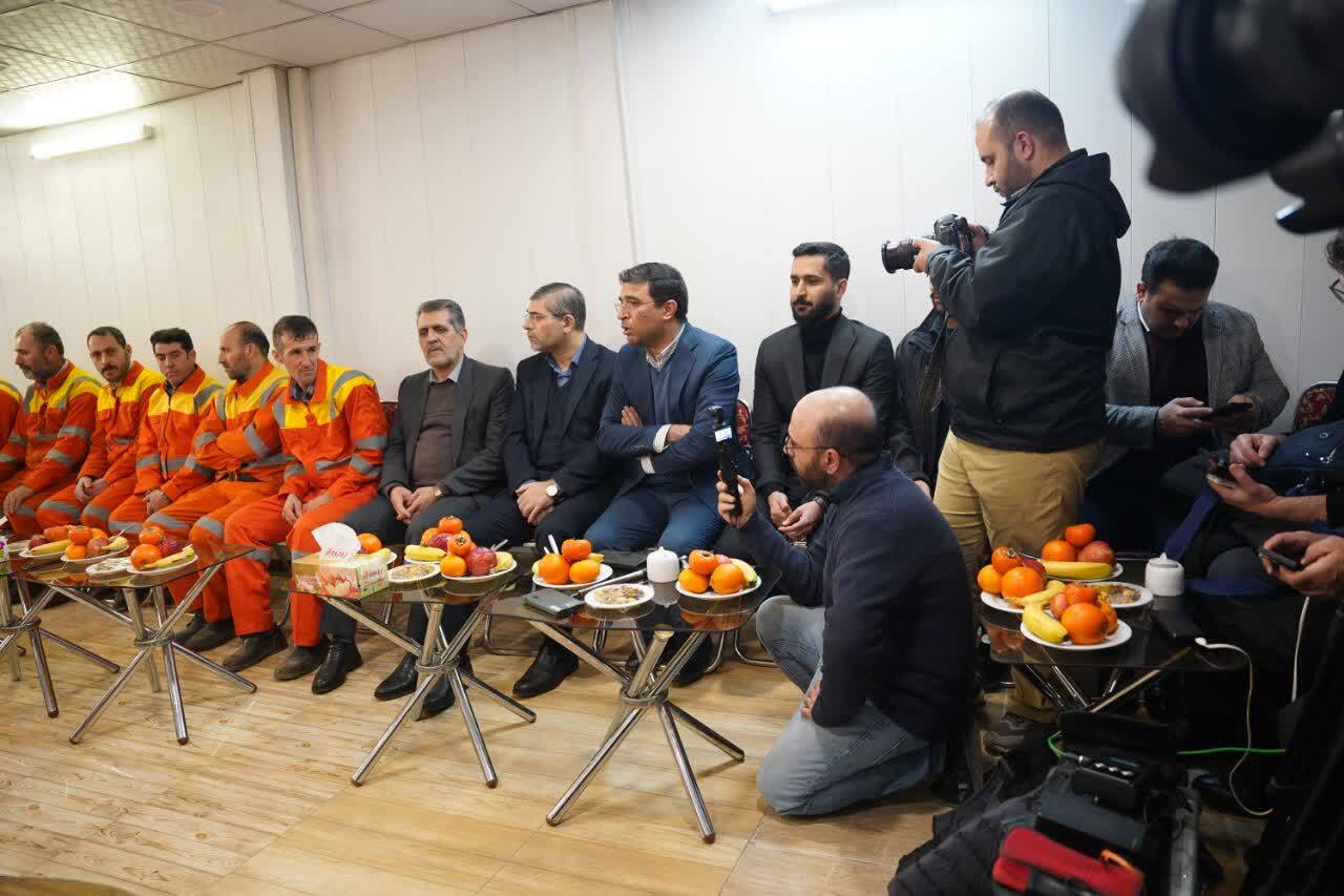 استاندار قزوین یلدا را کنار پاکبانان سپری کرد/ قدردانی از پاکبانان در شب یلدا استاندار قزوین یلدا را کنار پاکبانان سپری کرد/ قدردانی از پاکبانان در شب یلدا