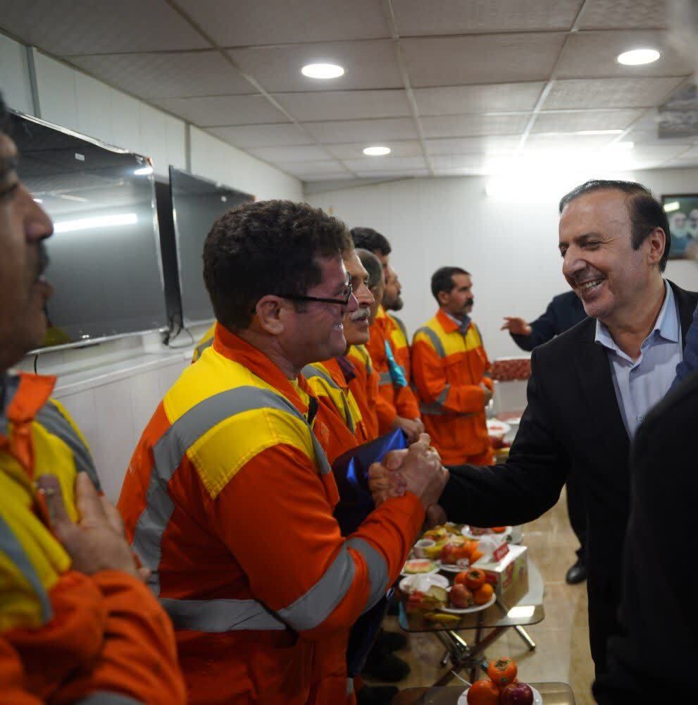 استاندار قزوین یلدا را کنار پاکبانان سپری کرد/ قدردانی از پاکبانان در شب یلدا استاندار قزوین یلدا را کنار پاکبانان سپری کرد/ قدردانی از پاکبانان در شب یلدا