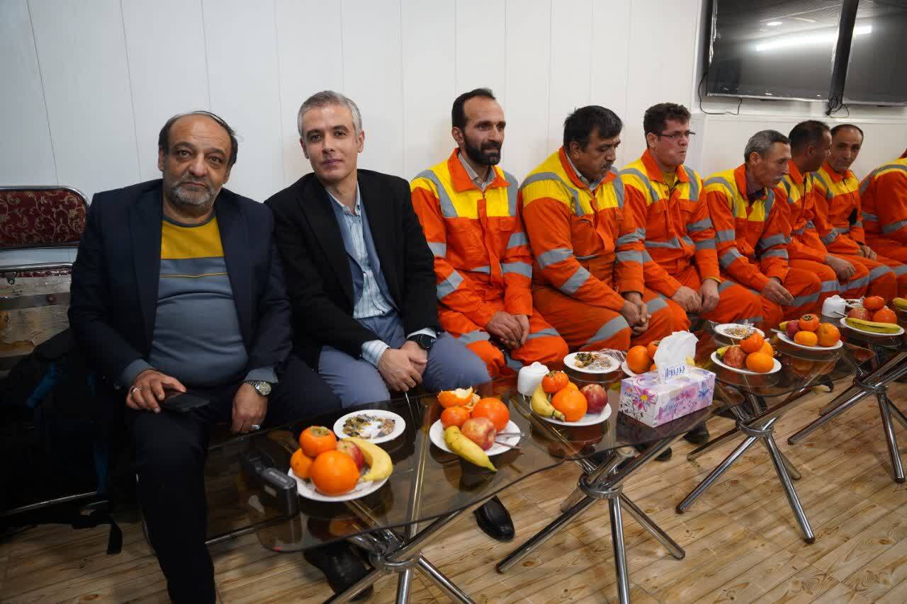 استاندار قزوین یلدا را کنار پاکبانان سپری کرد/ قدردانی از پاکبانان در شب یلدا استاندار قزوین یلدا را کنار پاکبانان سپری کرد/ قدردانی از پاکبانان در شب یلدا