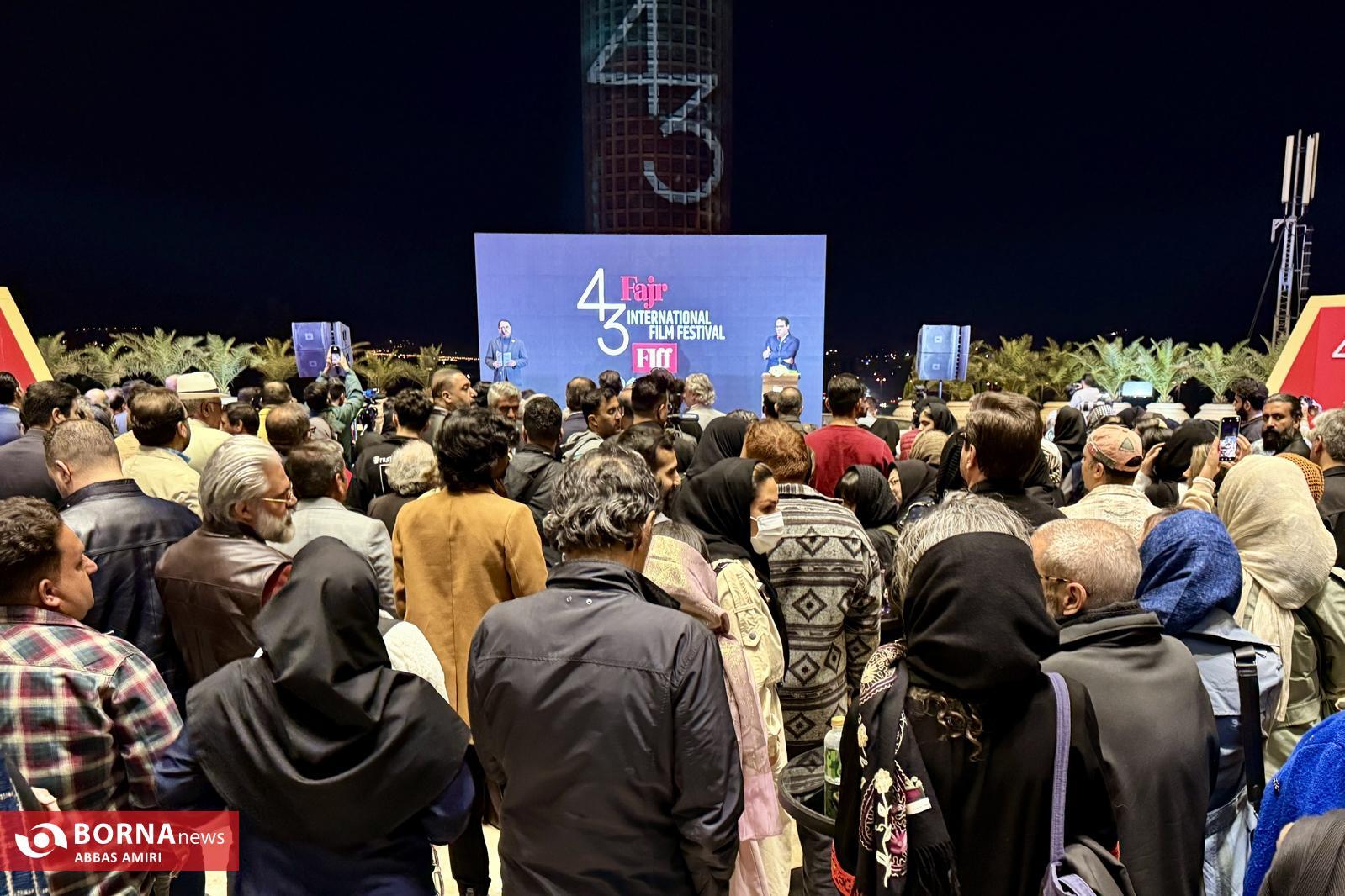 وقتی شیراز با سینما جان میگیرد؛ از ویدئو مپینگ برجها تا بیلبوردهای عباس کیارستمی در شیراز وقتی شیراز با سینما جان میگیرد؛ از ویدئو مپینگ برجها تا بیلبوردهای عباس کیارستمی در شیراز