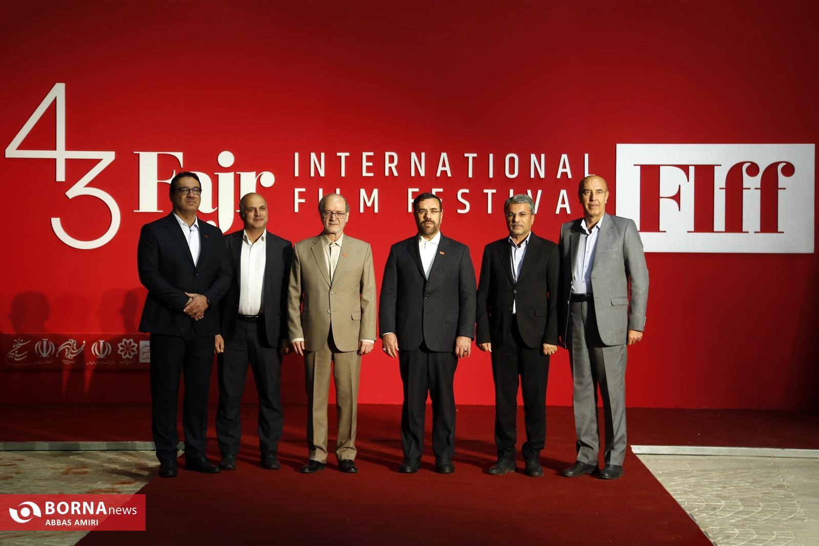 وقتی شیراز با سینما جان میگیرد؛ از ویدئو مپینگ برجها تا بیلبوردهای عباس کیارستمی در شیراز وقتی شیراز با سینما جان میگیرد؛ از ویدئو مپینگ برجها تا بیلبوردهای عباس کیارستمی در شیراز