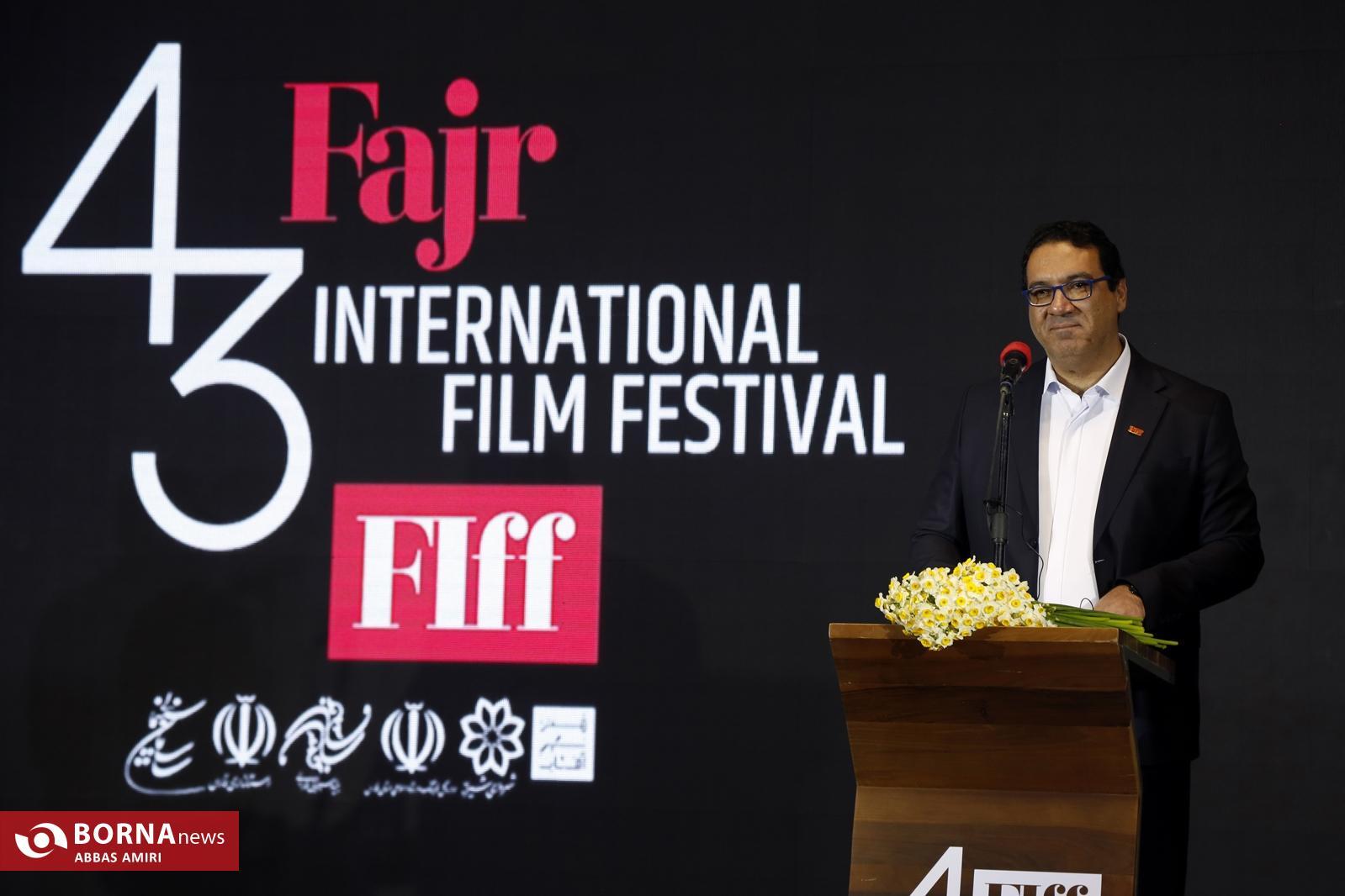 وقتی شیراز با سینما جان میگیرد؛ از ویدئو مپینگ برجها تا بیلبوردهای عباس کیارستمی در شیراز وقتی شیراز با سینما جان میگیرد؛ از ویدئو مپینگ برجها تا بیلبوردهای عباس کیارستمی در شیراز