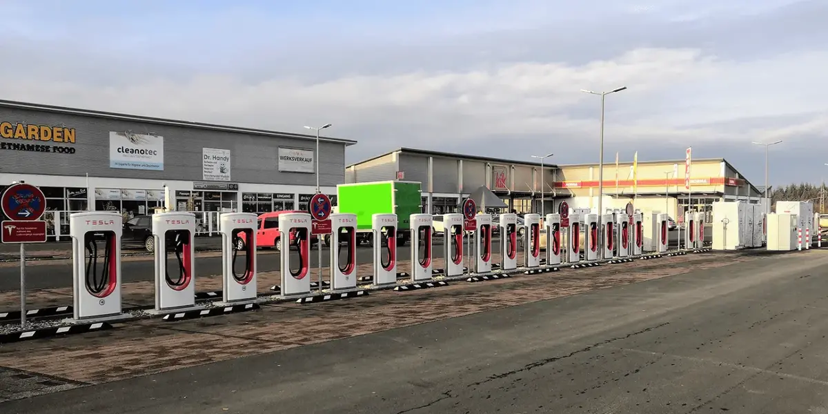 تسلا بزرگ‌ترین مجموعه ۱۶۴‌گانه سوپرشارژر را راه‌اندازی کرد
