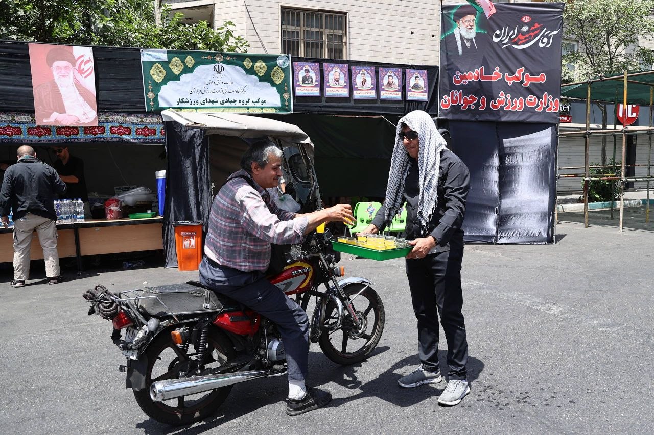 مراسم وداع با رهبر شهید؛ ورزشیها پای کار آمدند + تصاویر مراسم وداع با رهبر شهید؛ ورزشیها پای کار آمدند + تصاویر